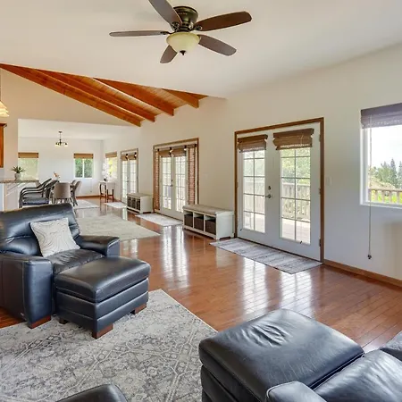 Hawaiian Retreat With Ocean Views In Captain Cook!